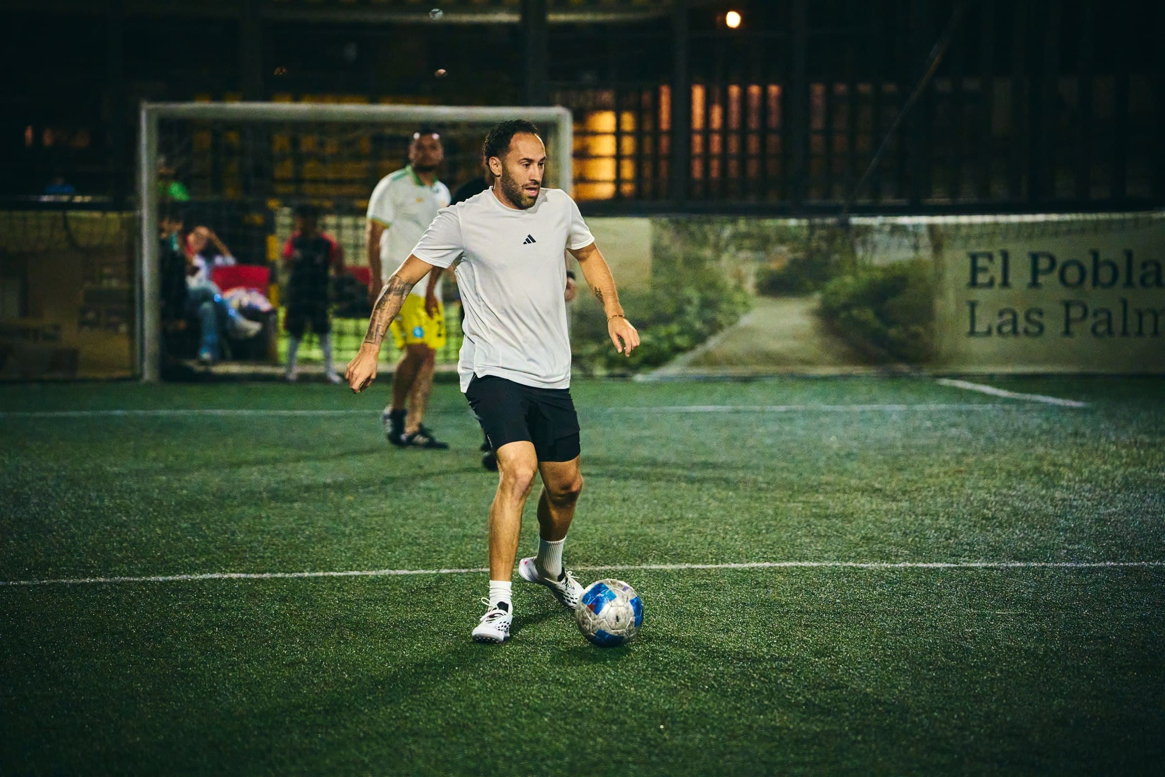 Partido de fútbol en una cancha de La Jaula