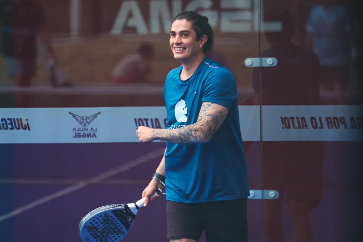Jugador de pádel con su pala en una cancha de La Jaula