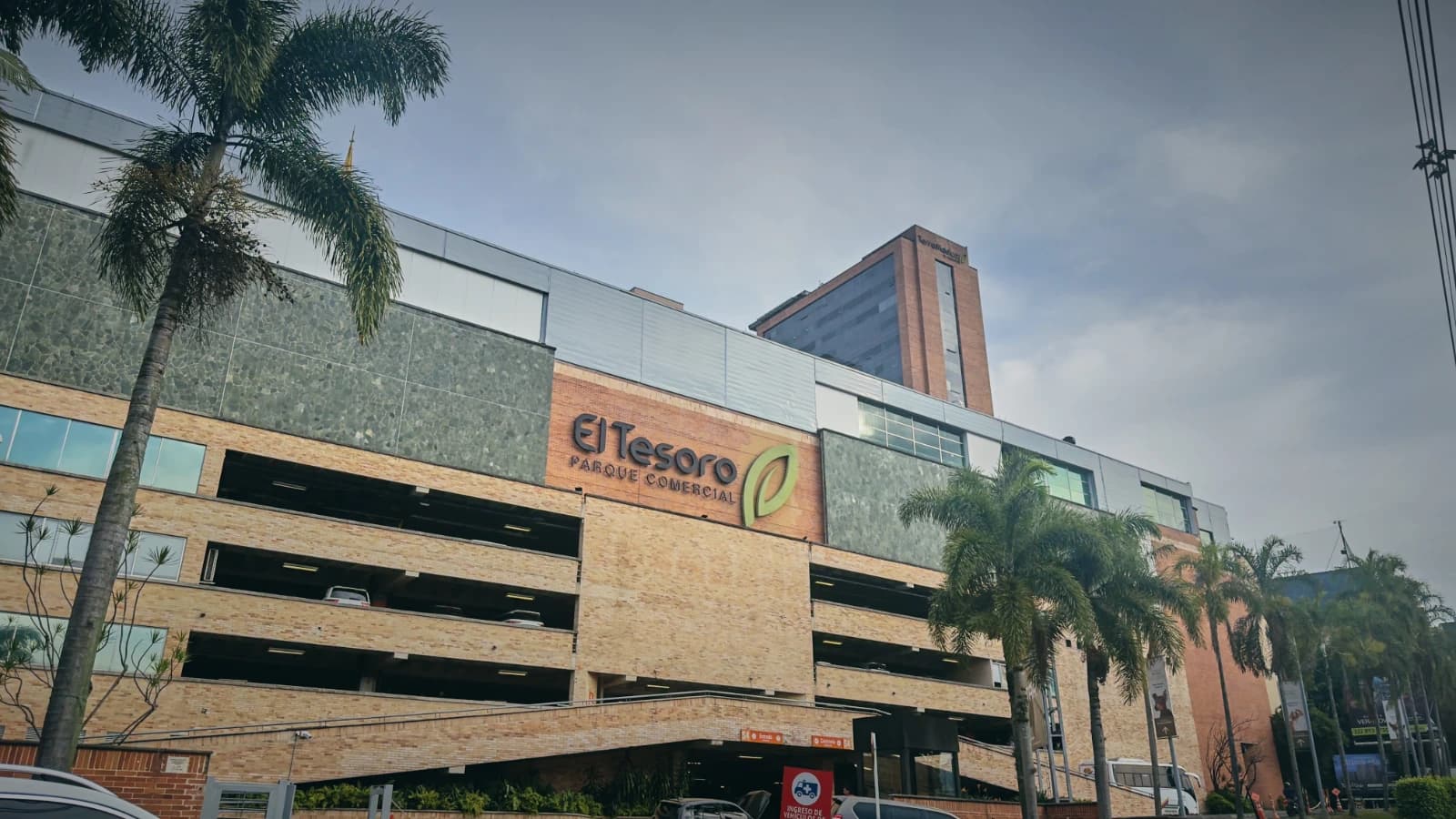 Fachada Centro Comercial El Tesoro